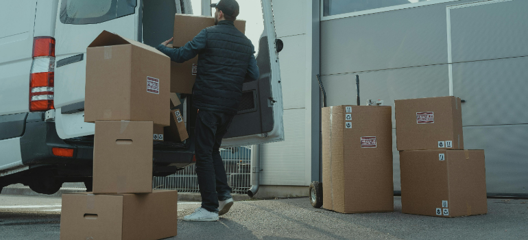 a mover carrying a box, illustrating how movers in Leesburg work